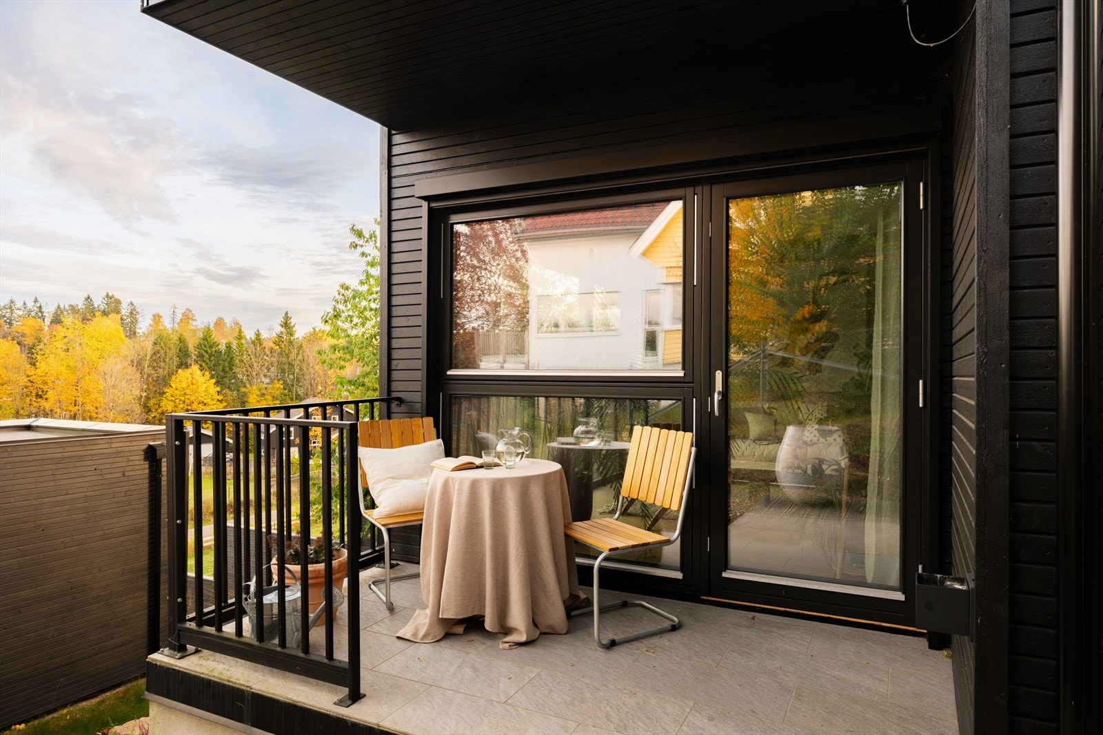 Sommerdagene nytes på den nordvendte terrassen med adkomst fra stuen. Den lune uteplassen passer perfekt for rolige morgenstunder med kaffekoppen i hånda. Galleribilde