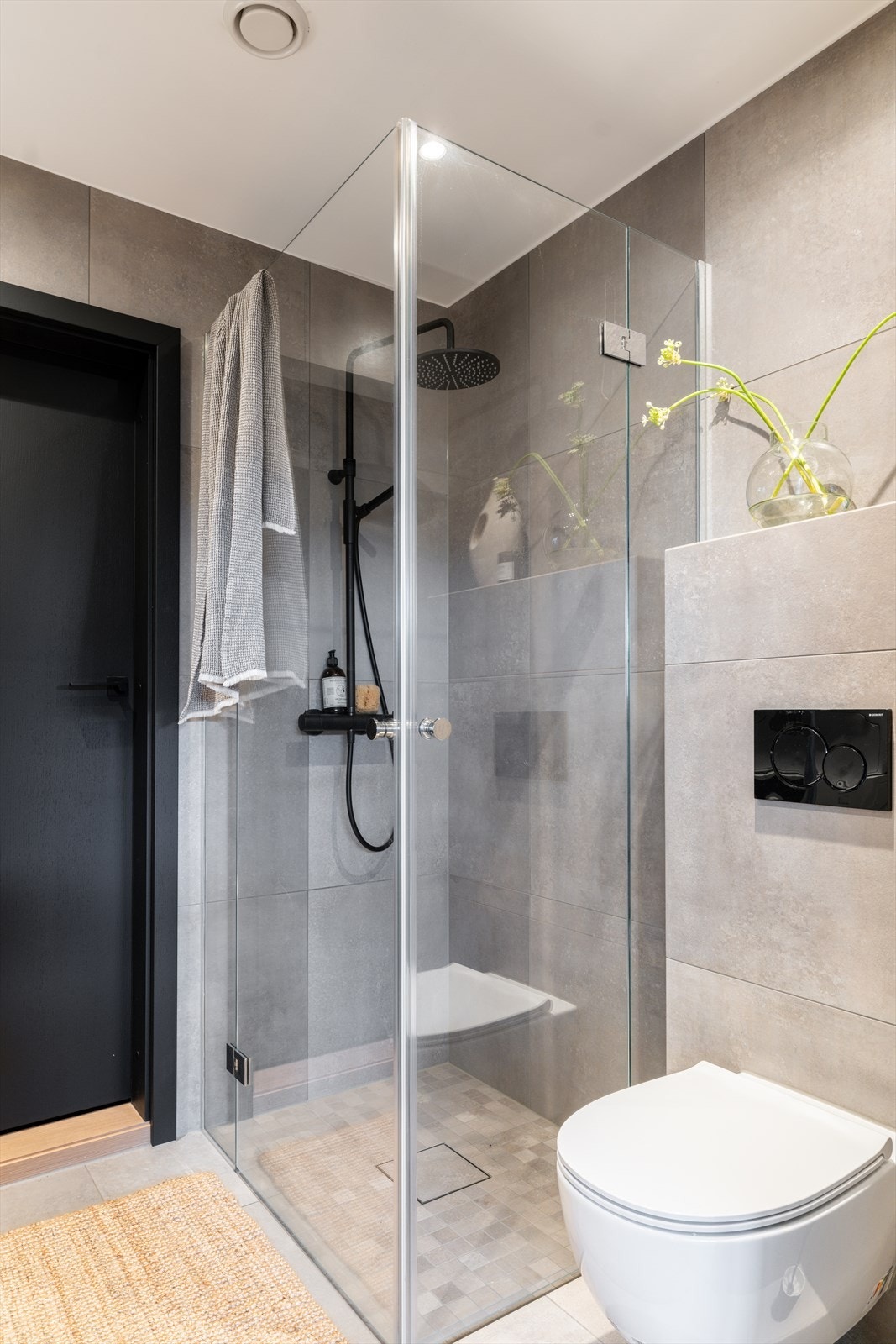 For et helhetlig uttrykk er både dusjhjørnet og baderomsinnredningen tilsvarende som på bad nr. 2 i øverste etasje. Innenfor badet ligger et praktisk teknisk rom med god lagringsplass. Galleribilde
