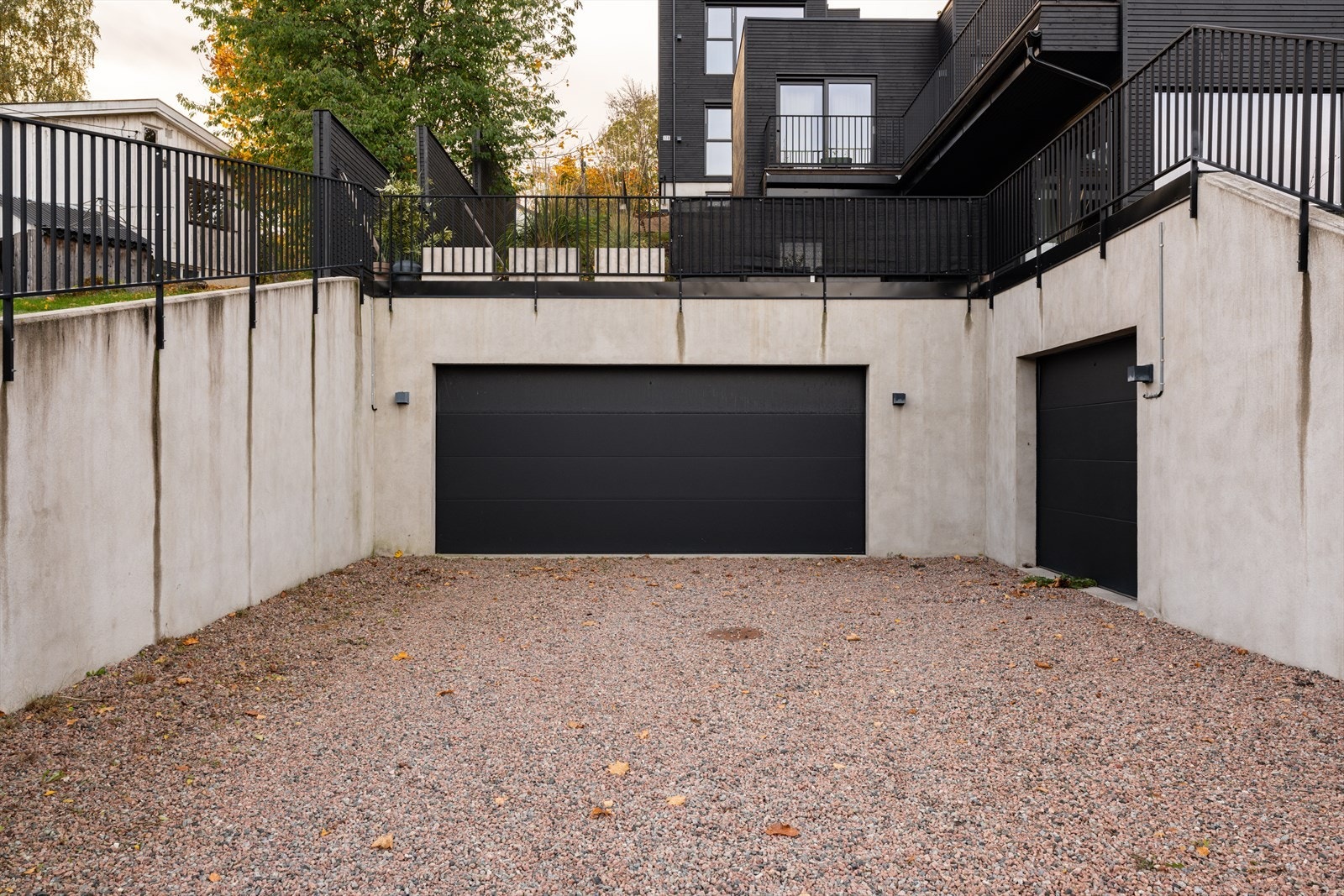 Det er parkering i en dobbelgarasje på nedsiden av huset. Garasjen måler ca. 37 kvm, med innlagt strøm og elektrisk foldeport. Galleribilde