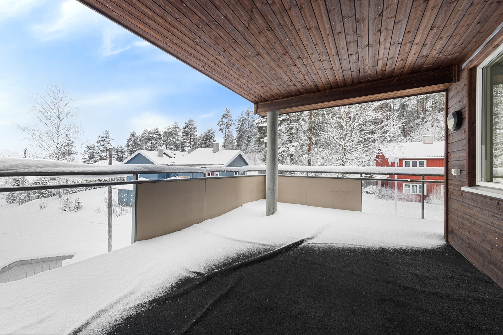 Fra stuen er det utgang til en terrasse på hele. 19 m² med plass til en hyggelig sittegruppe. Galleribilde