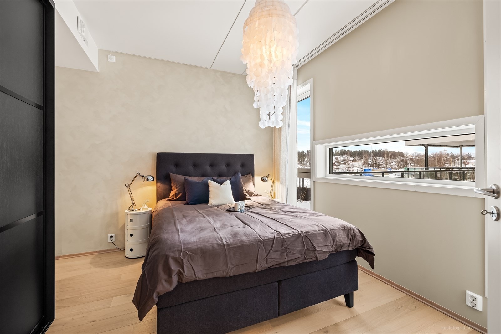 Pent innredet hovedsoverom med god plass til dobbeltseng og tilhørende nattbord og garaderobeløsning. Galleribilde