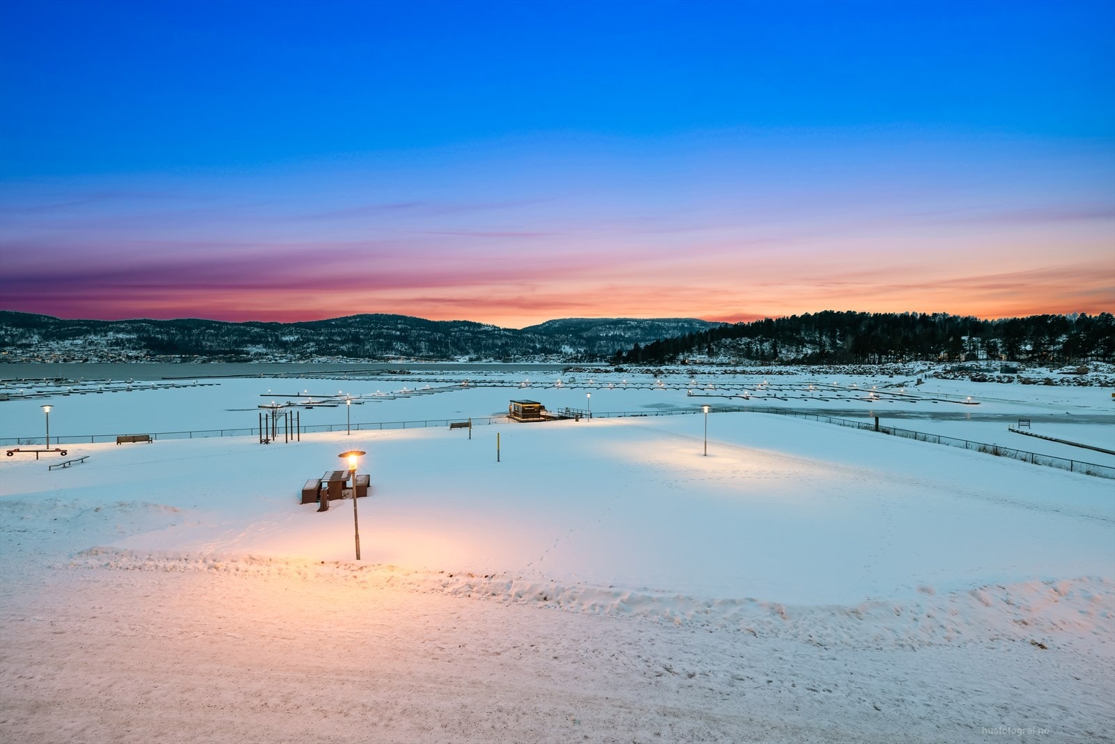 Det er kort gangavstand til nærmeste dagligvare, Kiwi som ligger på brygga. Galleribilde