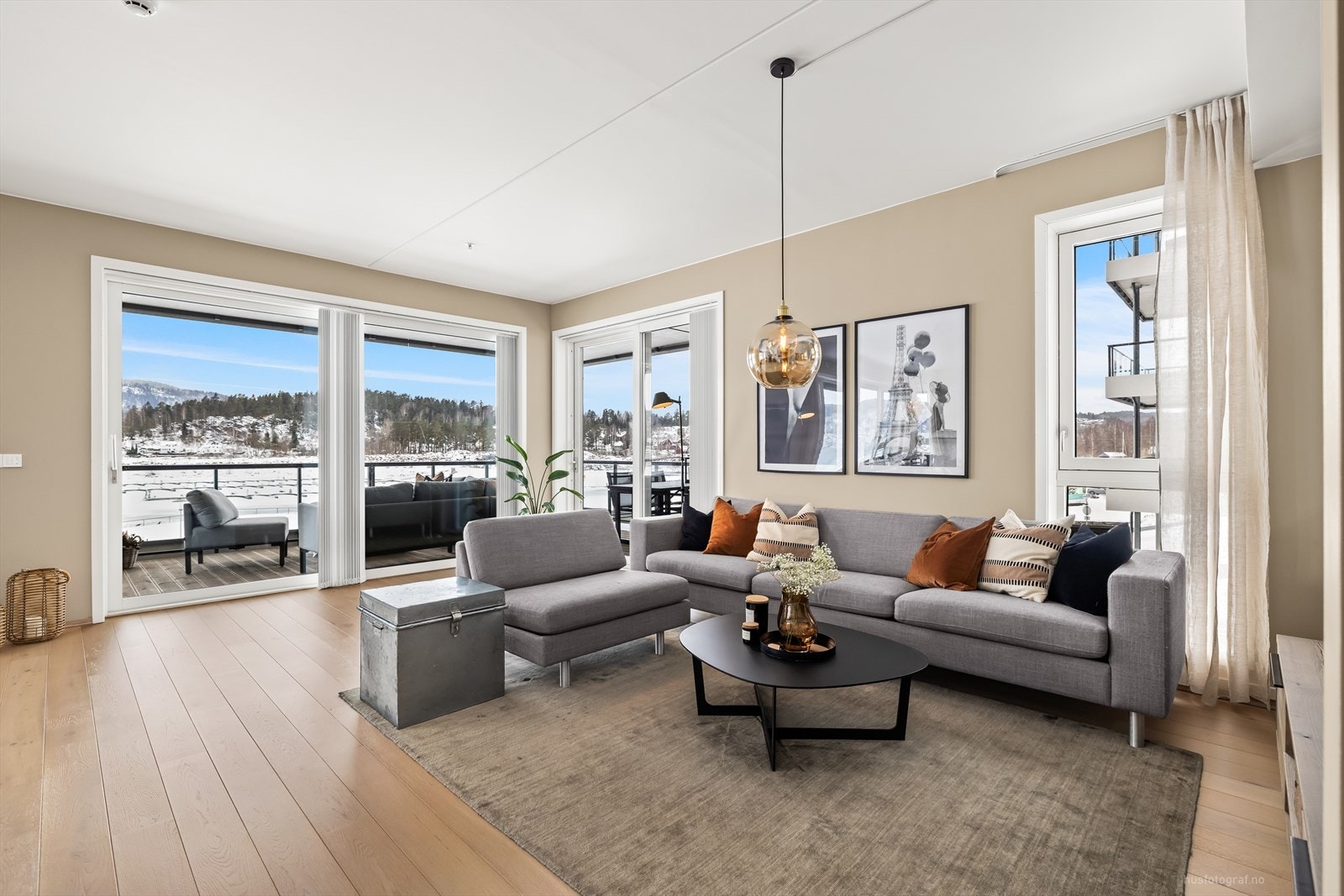 Alt er lagt til rett for optimalt lyssetting inn og de store vinduene i hele leiligheten sørger for fint naturlig lys inn og hyggelig utsyn. Galleribilde