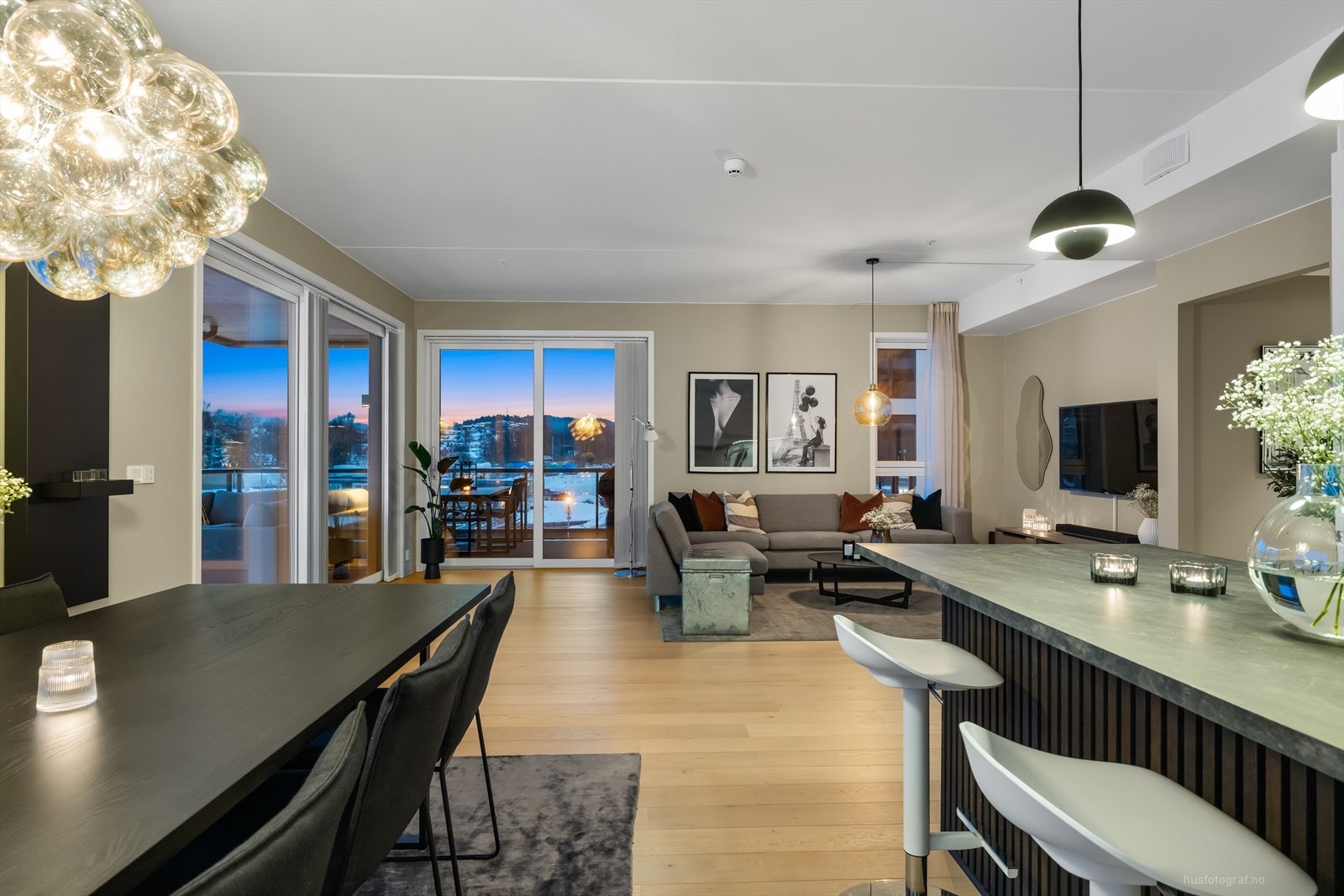 Stuen er pent innredet og videre lett å møblere og det er rom for å møblere med flere sittegrupper. Galleribilde