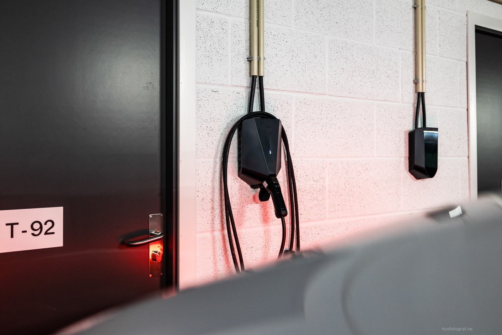 Montert elbil-lader. Galleribilde