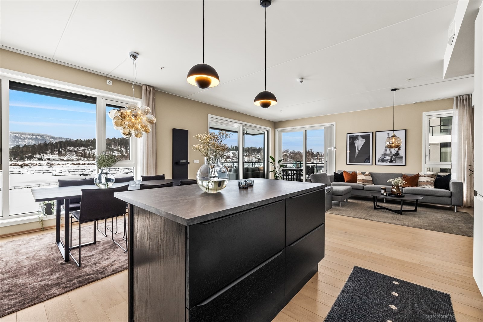 Det er en moderne kjøkkenøy med skuffer til oppbevaring og barstoler slik at man kan nyte frokosten mens man kikker ut over vannet. Galleribilde