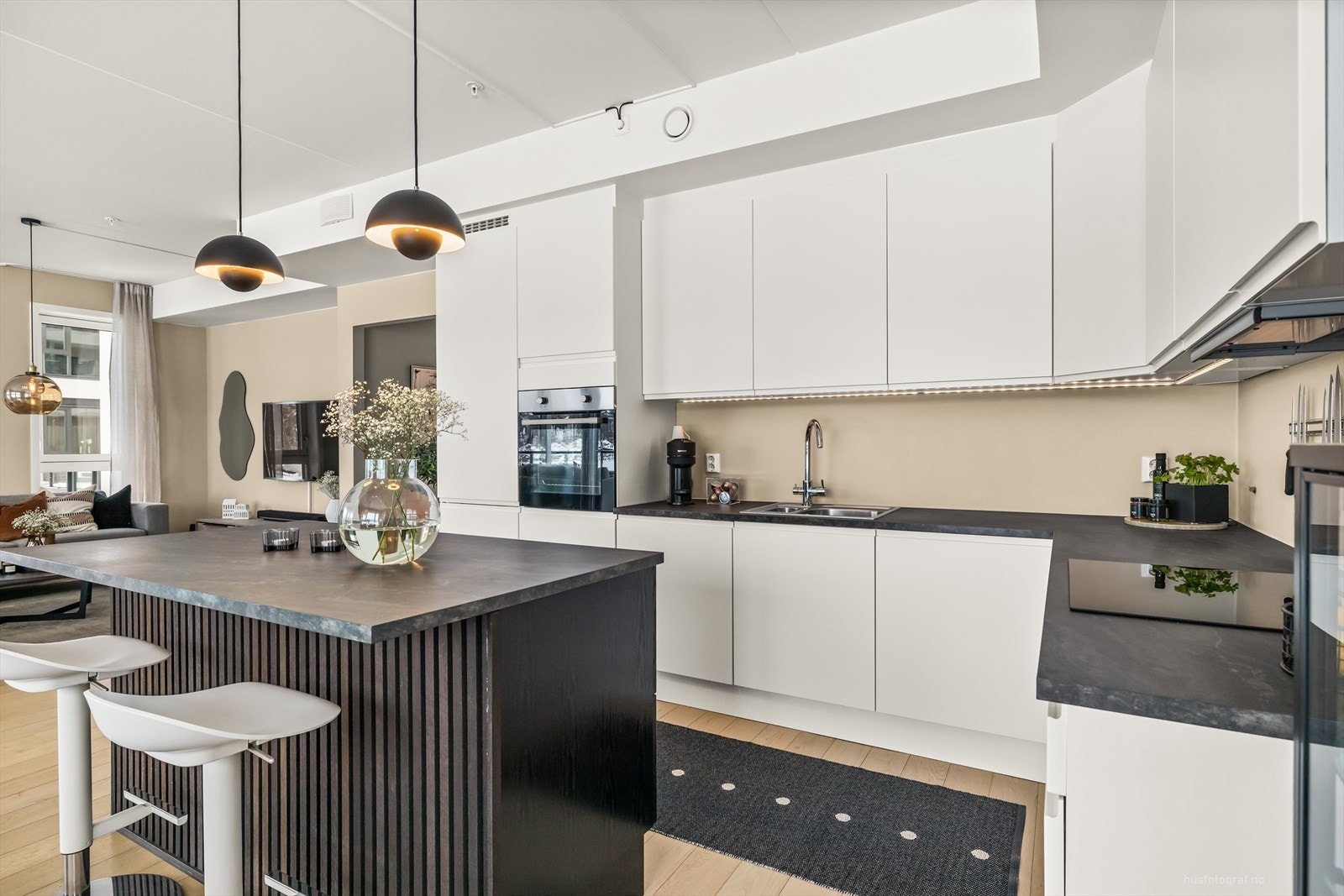 Kjøkkenet har innredning med Galleribilde