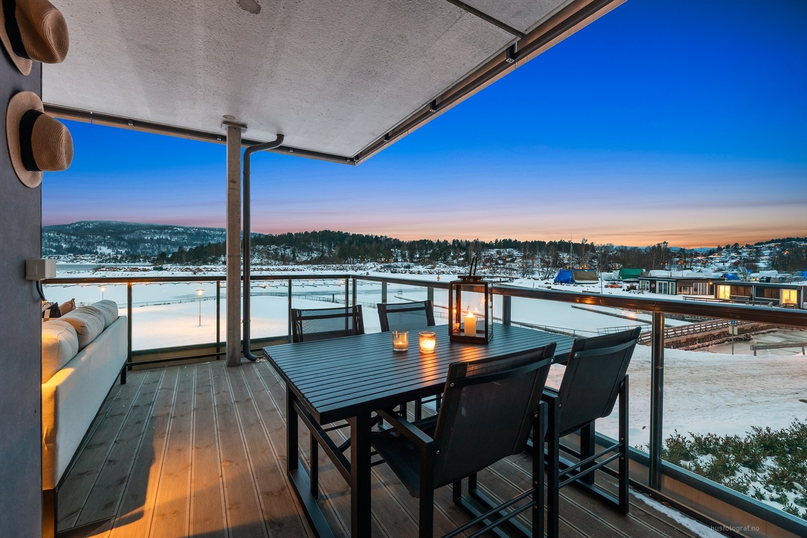 Terrassen fungerer fint som en forlengelse av stuen om sommeren. Galleribilde