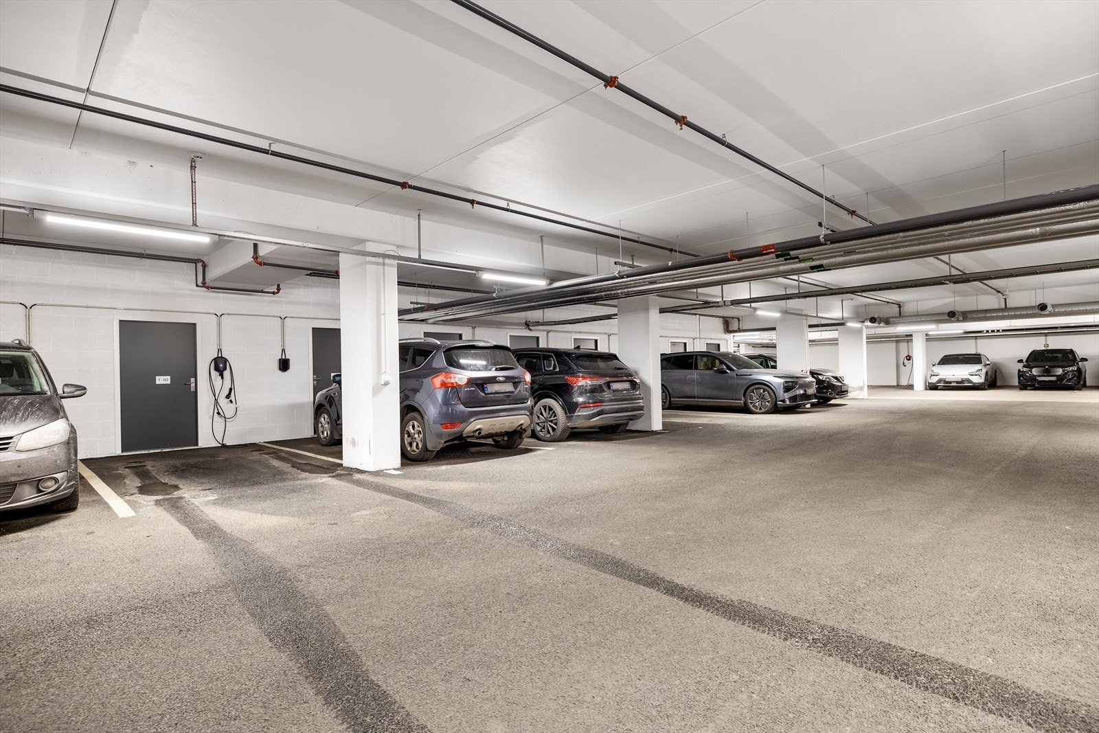 Parkering i garasje kjeller med bod i bakkant. Galleribilde