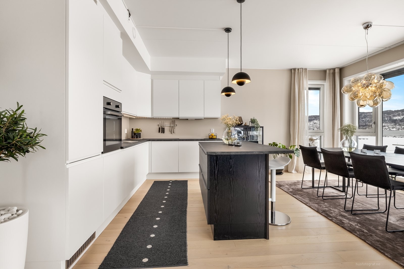 En gjennomtenkt plassering av elementene gjør kjøkkenet til et praktisk og hyggelig sted å lage mat. Galleribilde