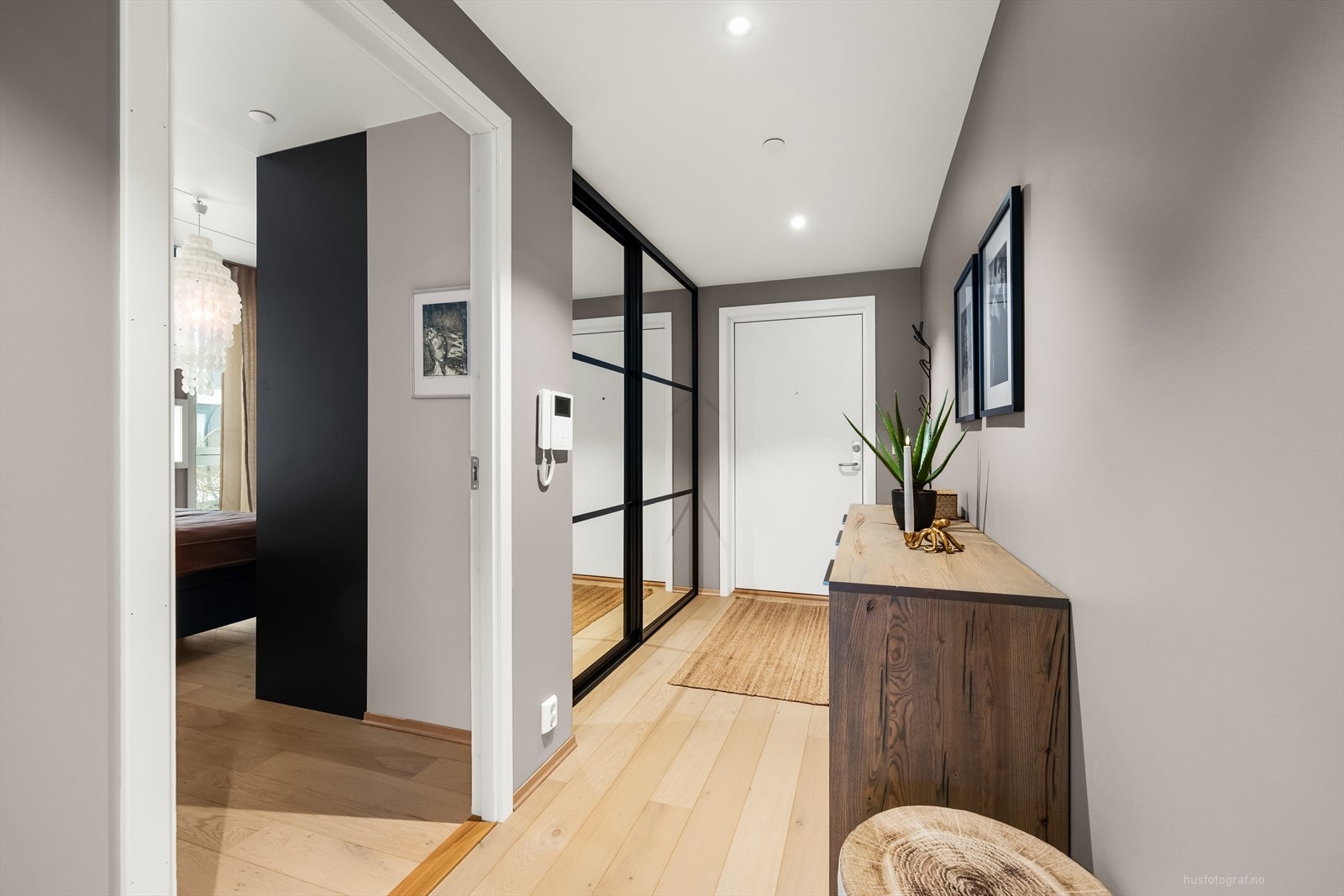 Velkommen inn til en hyggelig entré med downlights i tak og avsatt nisje for en romslig og stilig skyve garderobe. Galleribilde