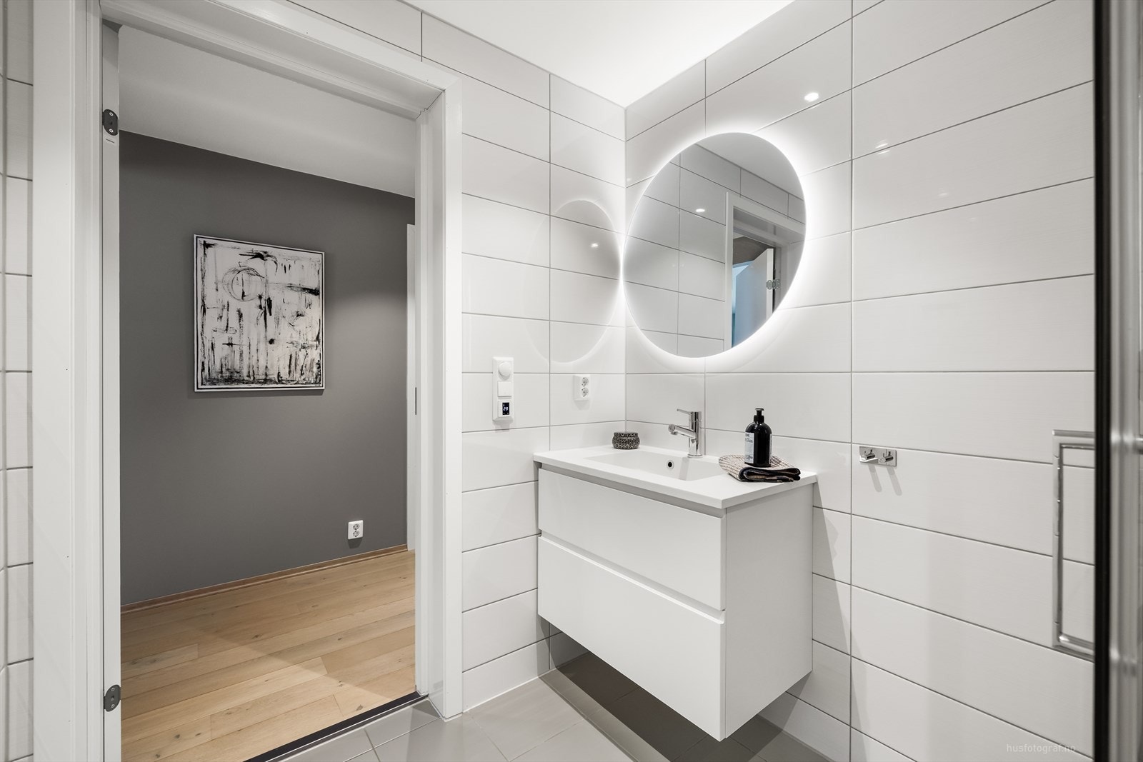 Badet er innredet med heldekkende nedfelt servant med rom for oppbevaring i skuffer, speil med led lys. Galleribilde