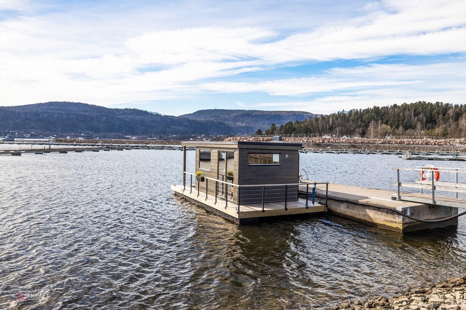 Badstue med bademuligheter ligger sentralt til ved vannet. Galleribilde