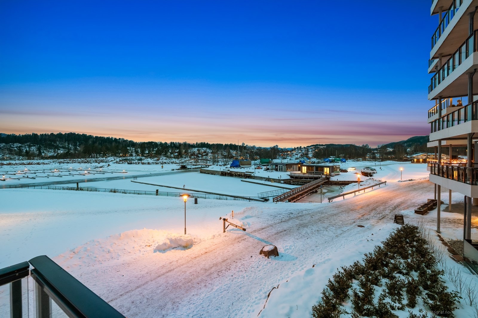 Det er umiddelbar nærhet til nærmeste bussholdeplass, hvor det går avganger til Sande sentrum. Galleribilde