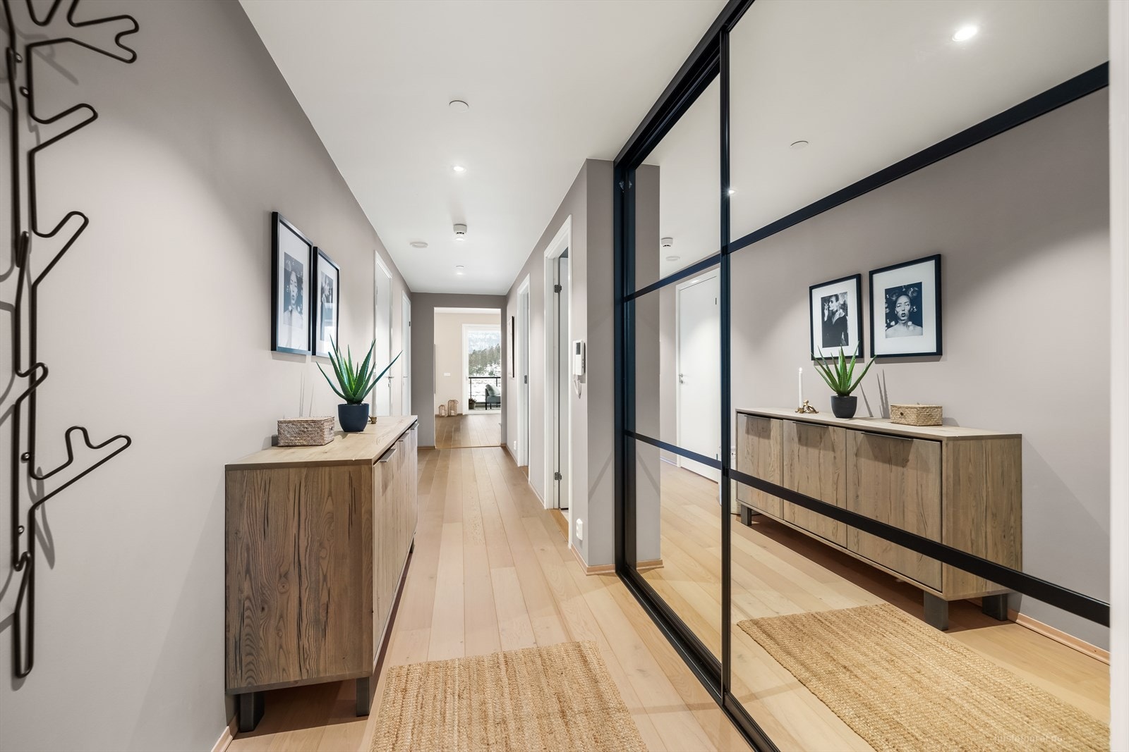 Vannbåren gulvvarme tilknyttet fjernvarme, som gir et lunt og behagelig inneklima. Galleribilde