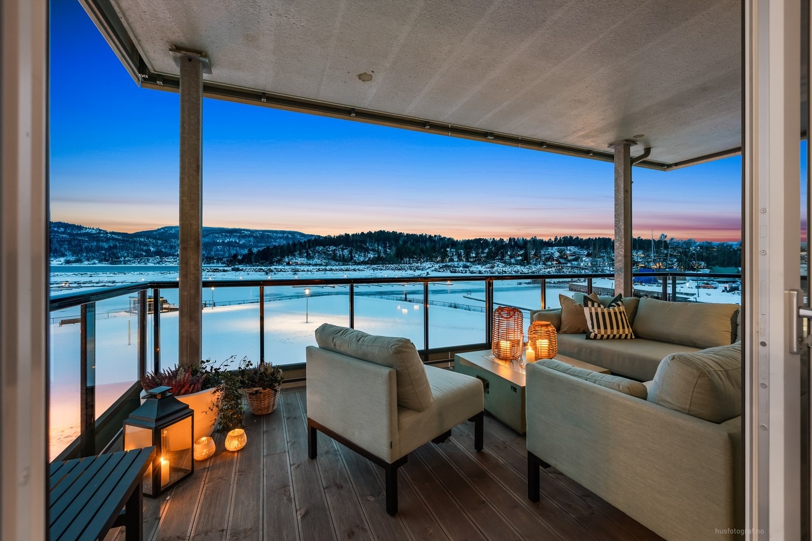 Fra terrassen er det flott utsikt ut over vannet og her er det rikelig med plass til utemøbler. Her kan man sitte vår, sommer og høst å nyte lange flotte kvelder. Galleribilde