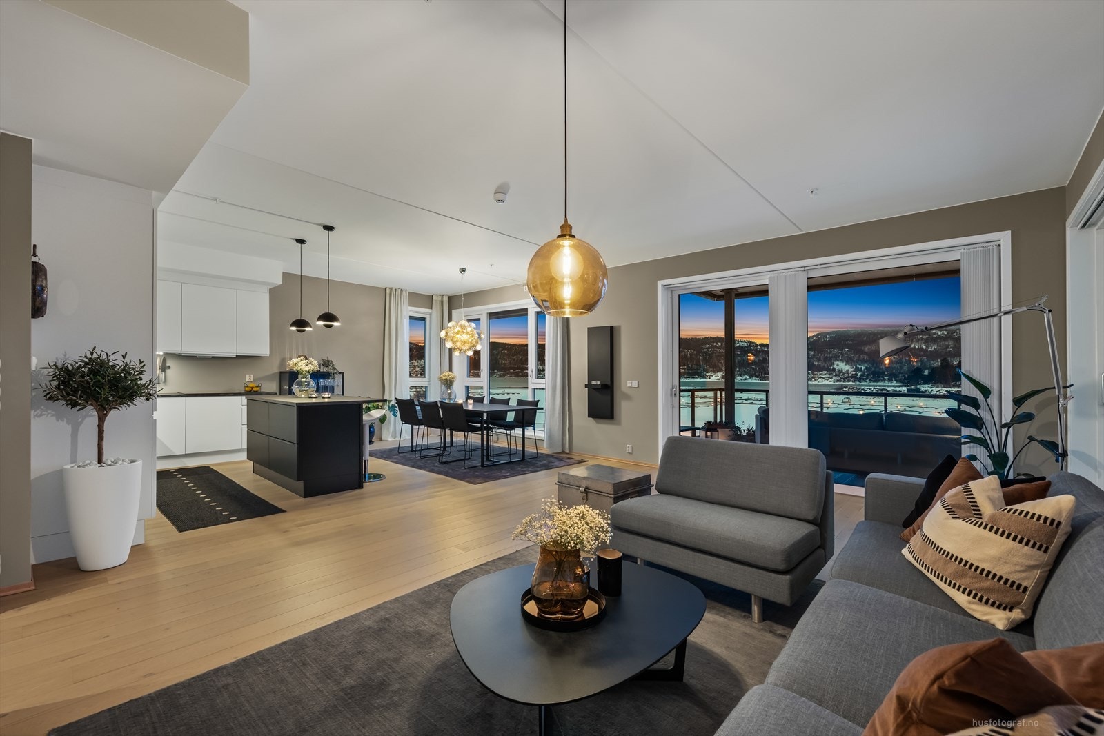 Lekker, delikat stue med åpen løsning til spisetue/kjøkken med flott utsikt ut over sjøen Galleribilde