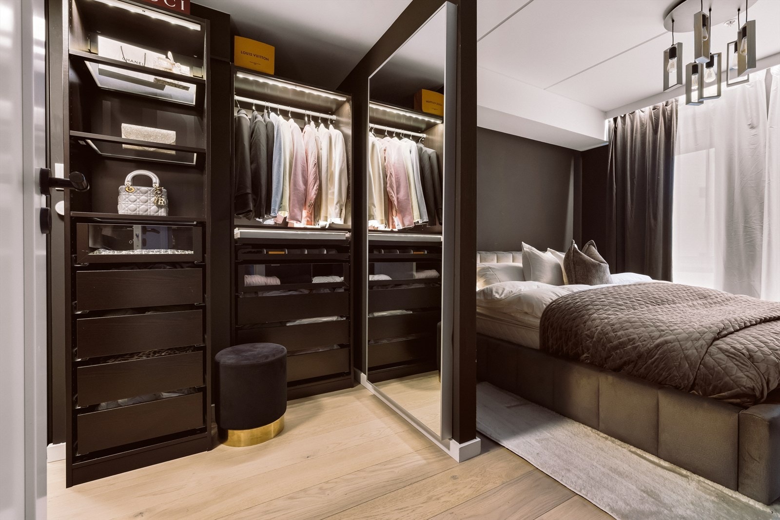 Flott hovedsoverom med plass til dobbeltseng, nattbord og god plass i tilhørende walk-in garderobe. Galleribilde