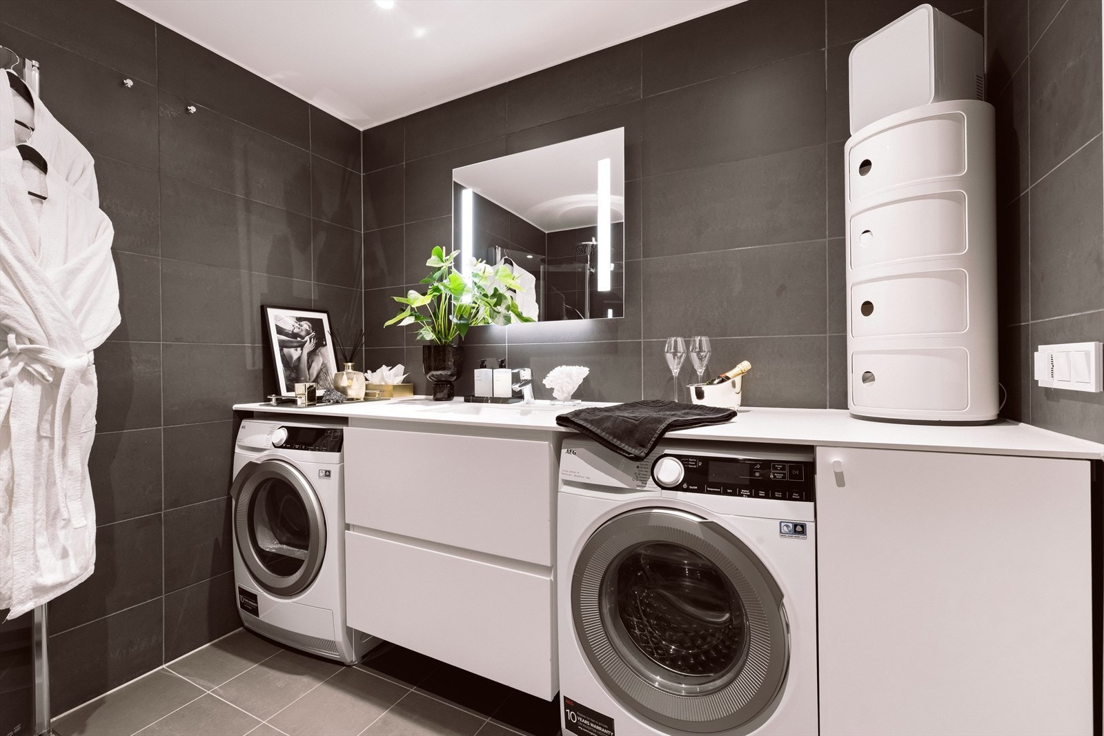 Badet er av god størrelse og har plass til både vaskemaskin og tørketrommel. Galleribilde