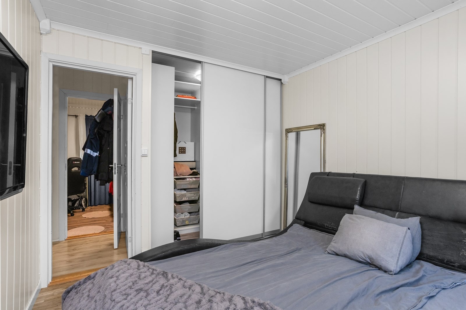 Skyvedørsgarderobe er montert. Galleribilde