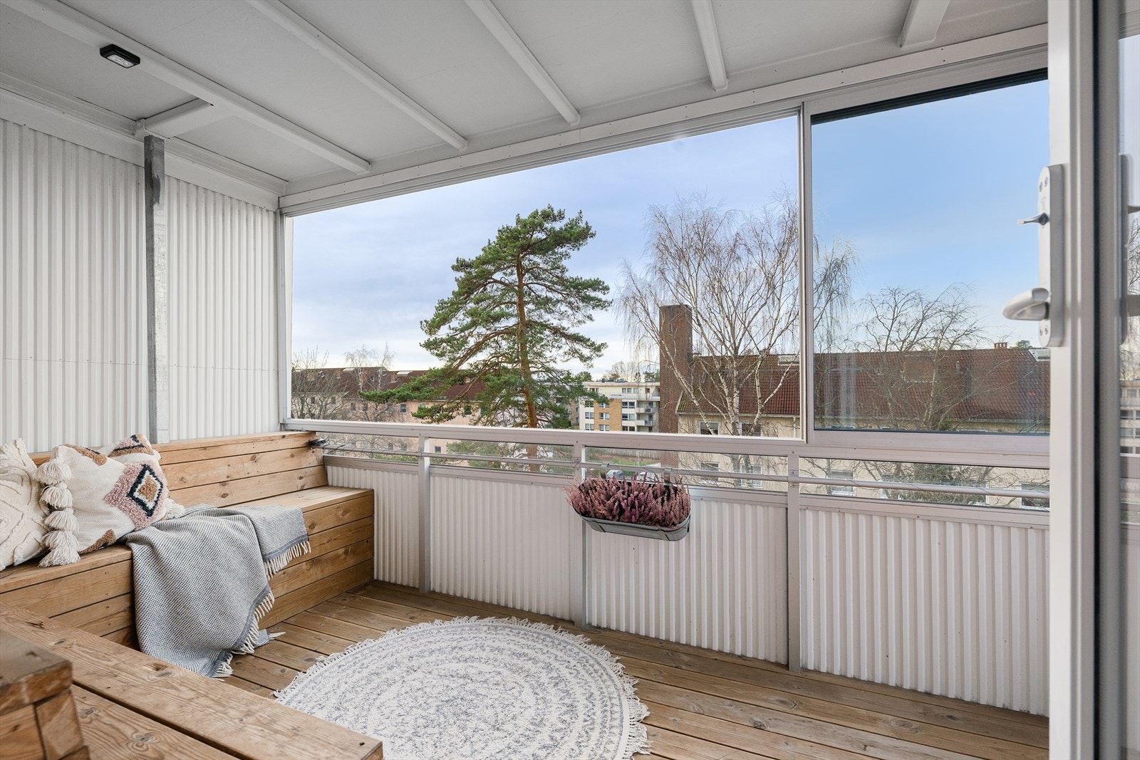 Vestvendt, solrik balkong på ca. 8 m² Galleribilde