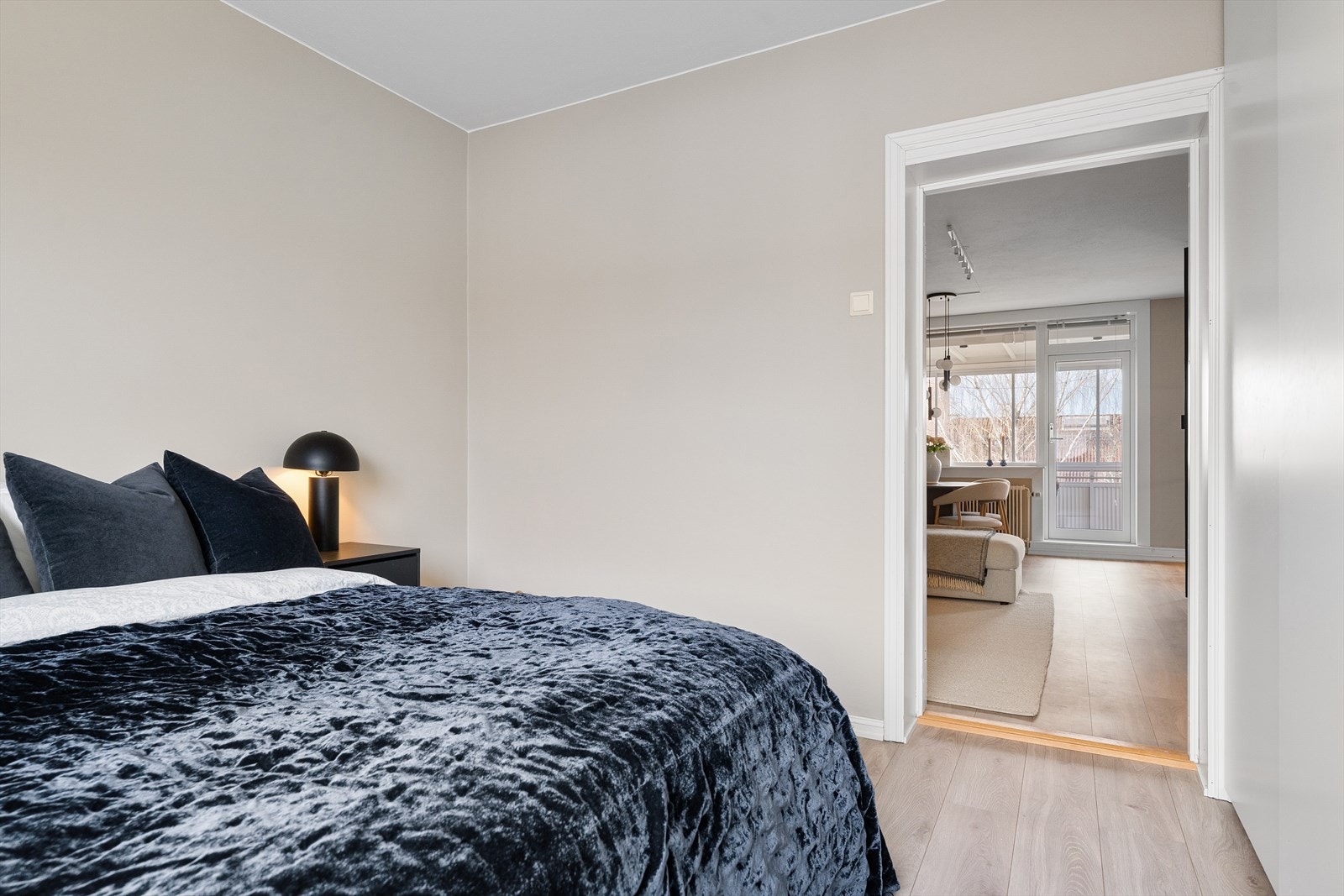 Rikelig med oppbevaringsplass i stort garderobeskap Galleribilde