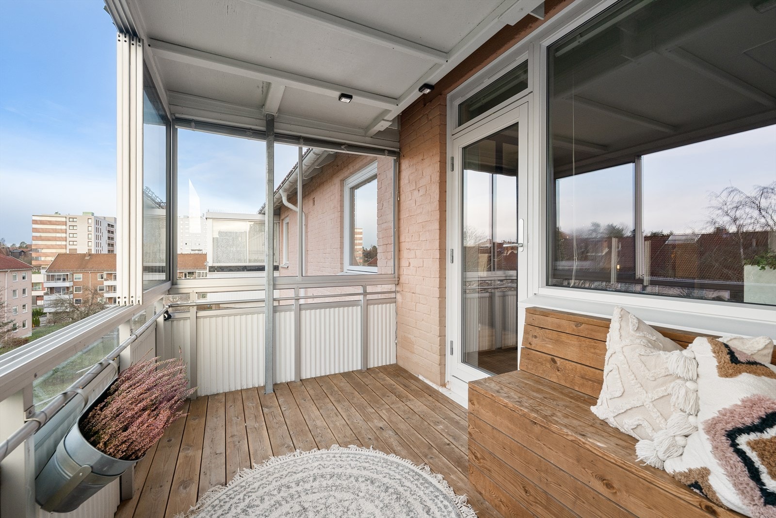 På balkongen er det god plass til ønsket utemøblement Galleribilde