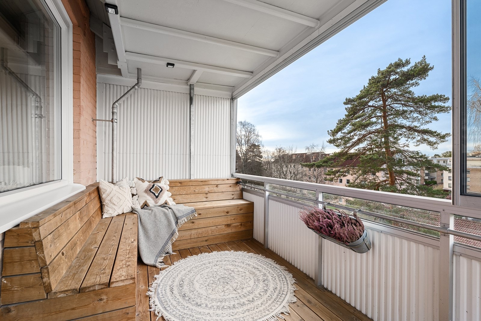 Pen, plassbygget sittebenk hvor sommerdagene kan nytes! Galleribilde