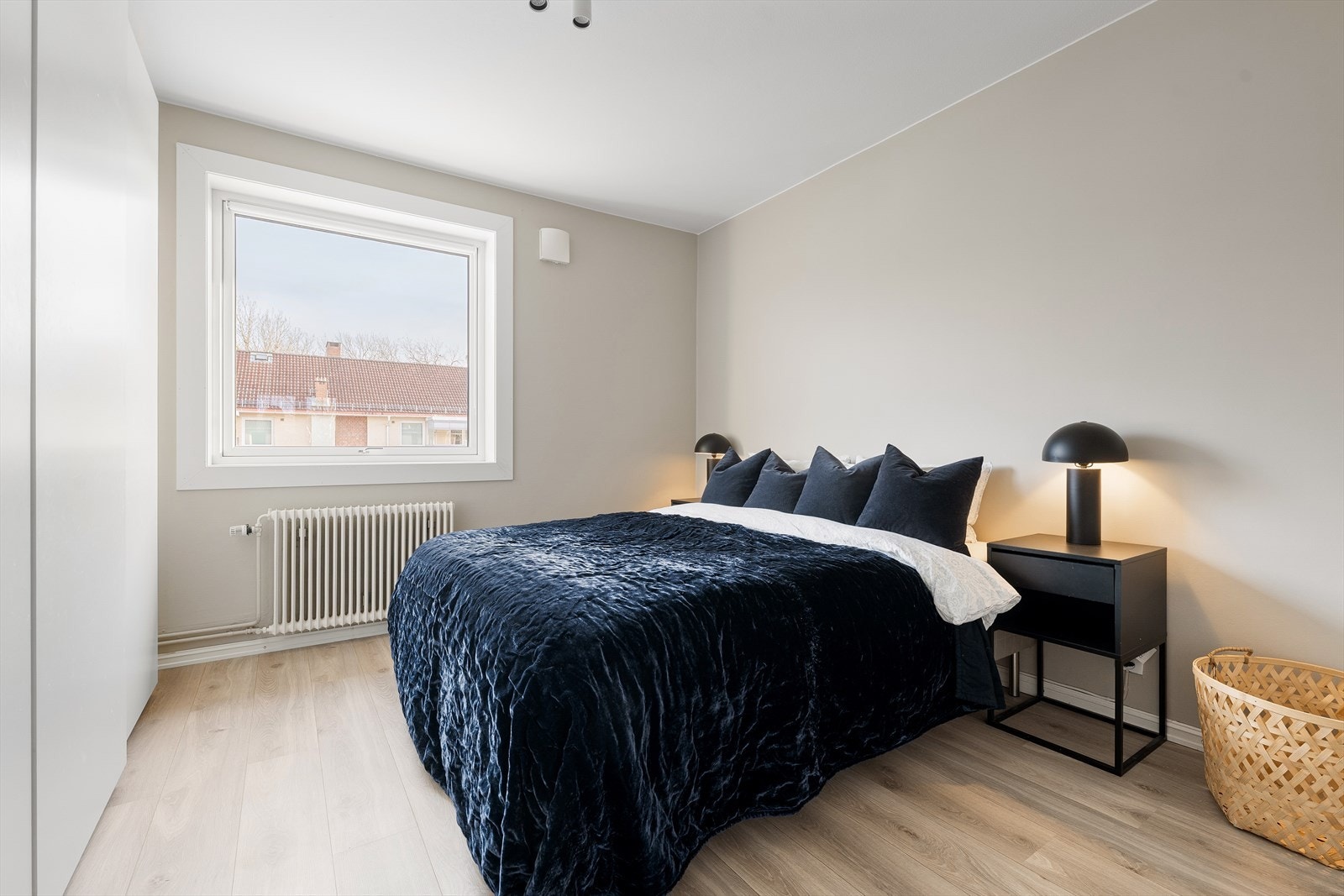 Luftig hovedsoverom med god plass til stor dobbeltseng og nattbord Galleribilde