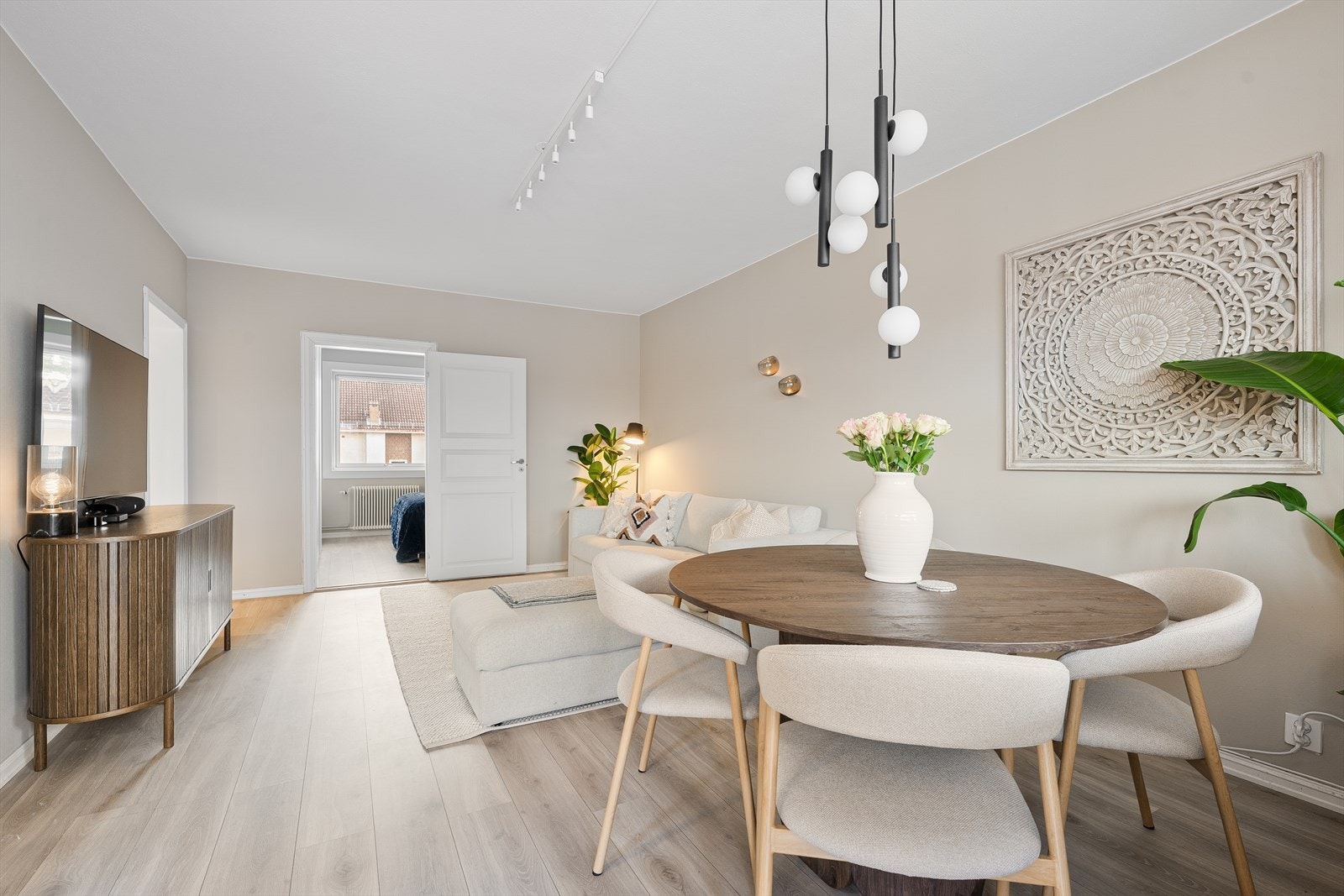 Flott og romslig stue, med god plass til stor sofagruppe og spisebord Galleribilde