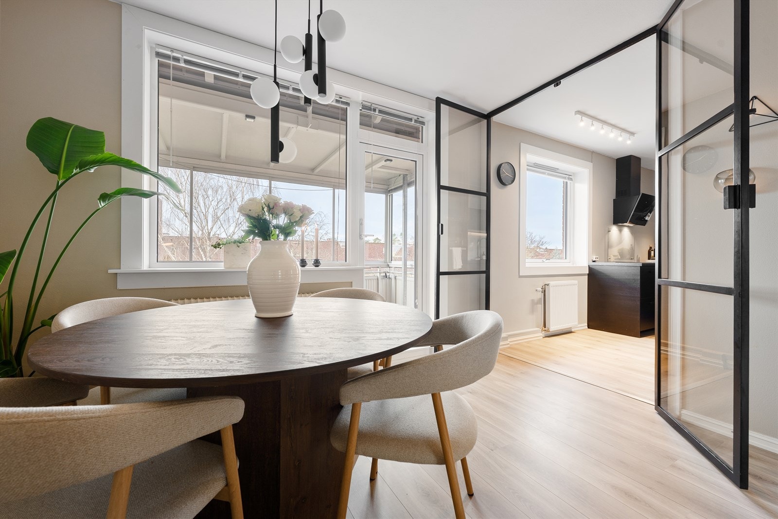 Den åpne planløsningen gir en sømløs overgang til spiseområdet, som har plass til et stort spisebord - ideelt for hyggelige måltider og sosiale sammenkomster Galleribilde
