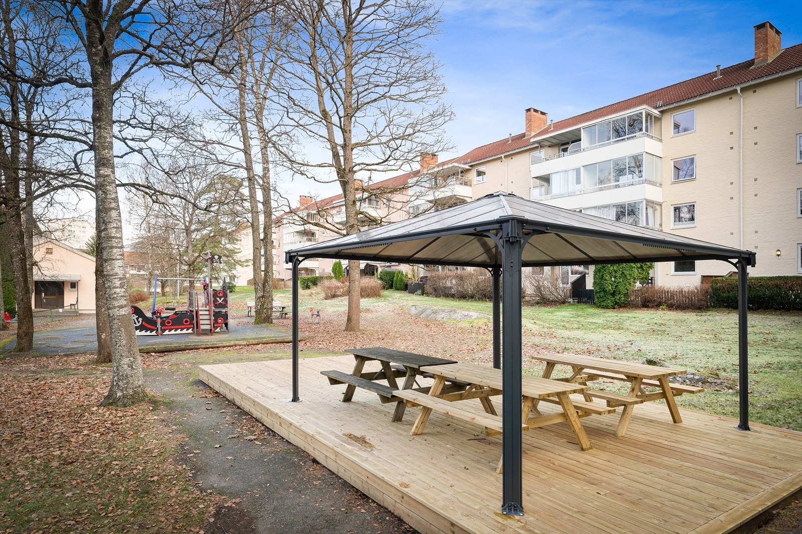 Gamlehagen Borettslag er et hyggelig nabolag sentralt på Lambertseter bestående av godt over 500 beboere i 356 andelsleiligheter i 5 gater / 12 bygg fordelt på 41 adresser Galleribilde