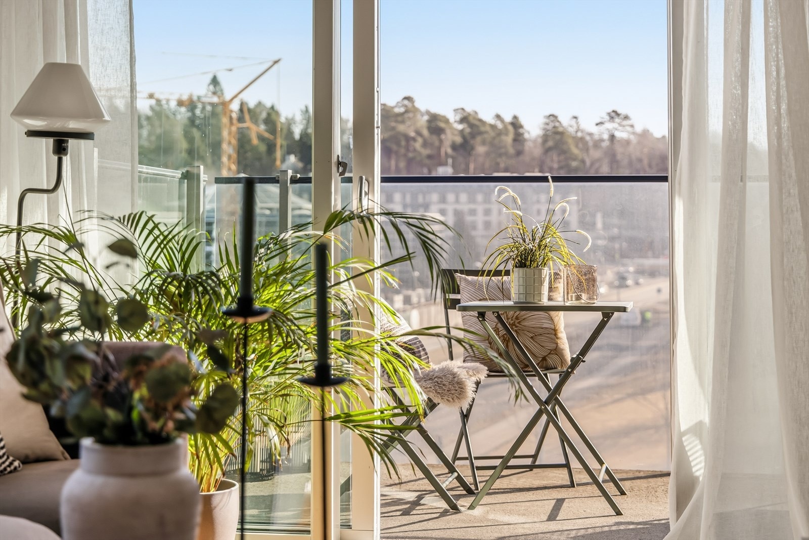Med utgang til den romslige terrassen får du en herlig uteplass som forlenger oppholdsrommet på en naturlig måte. Galleribilde