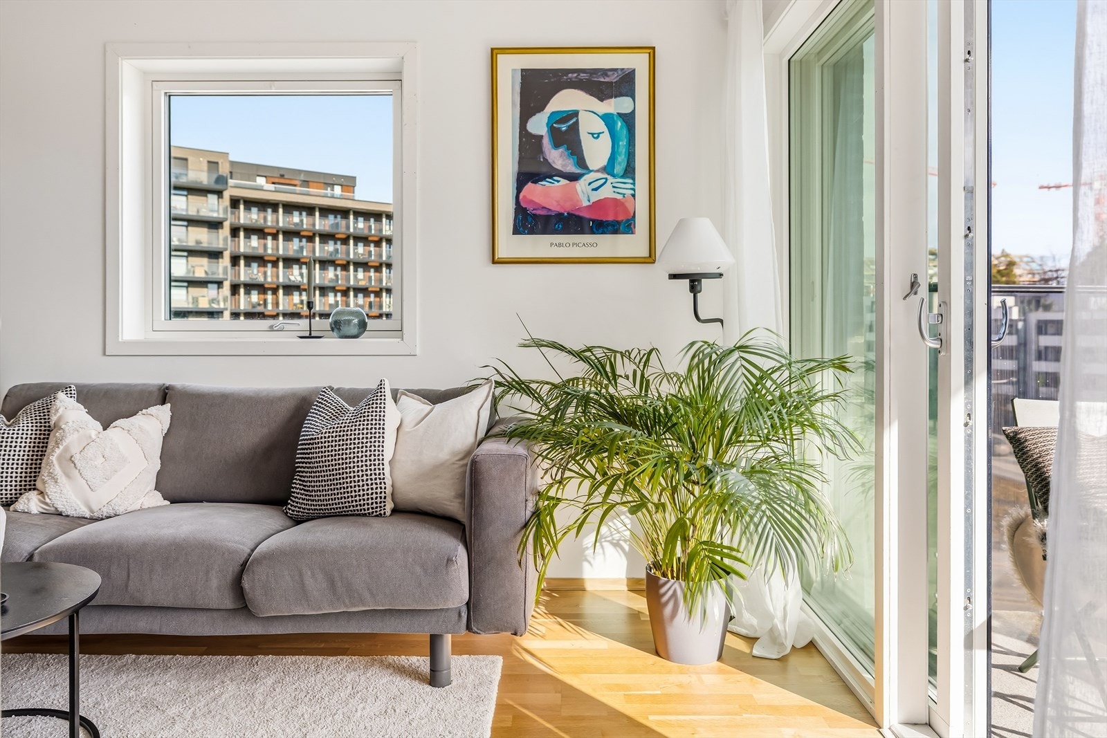 Her får du en lys og hyggelig stue med god atmosfære og fine møbleringsmuligheter. Galleribilde