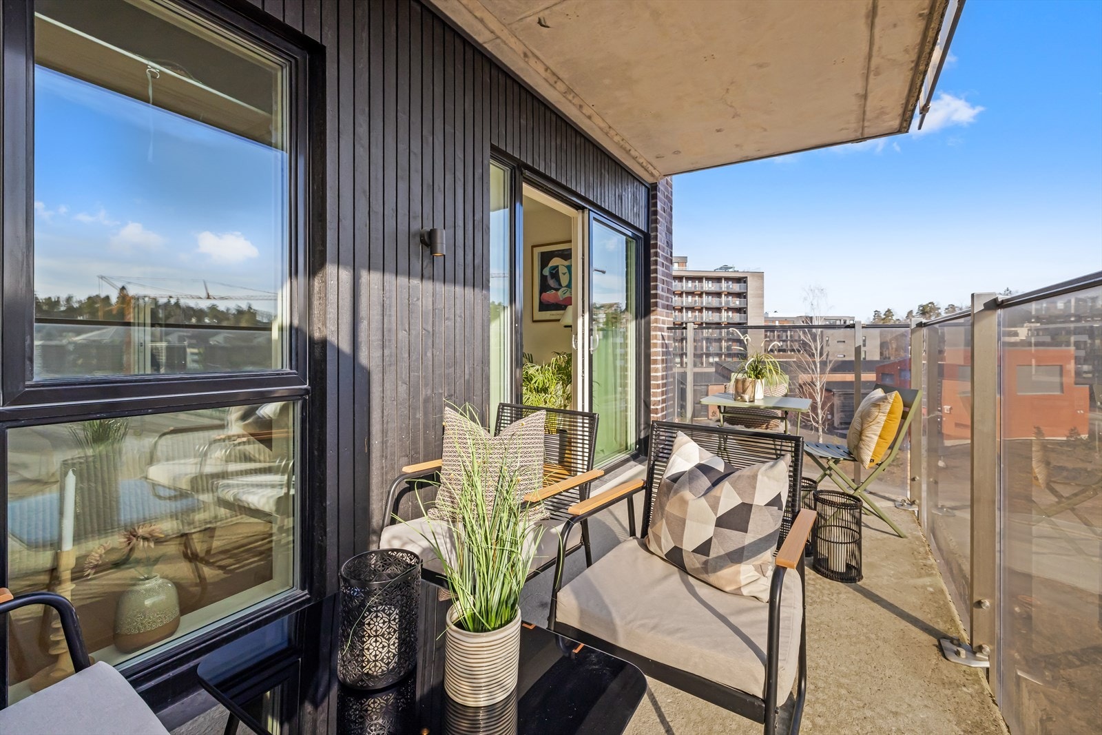 En luftig og innbydende terrasse som gir boligen en ekstra dimensjon og gode bruksmuligheter utendørs. Galleribilde
