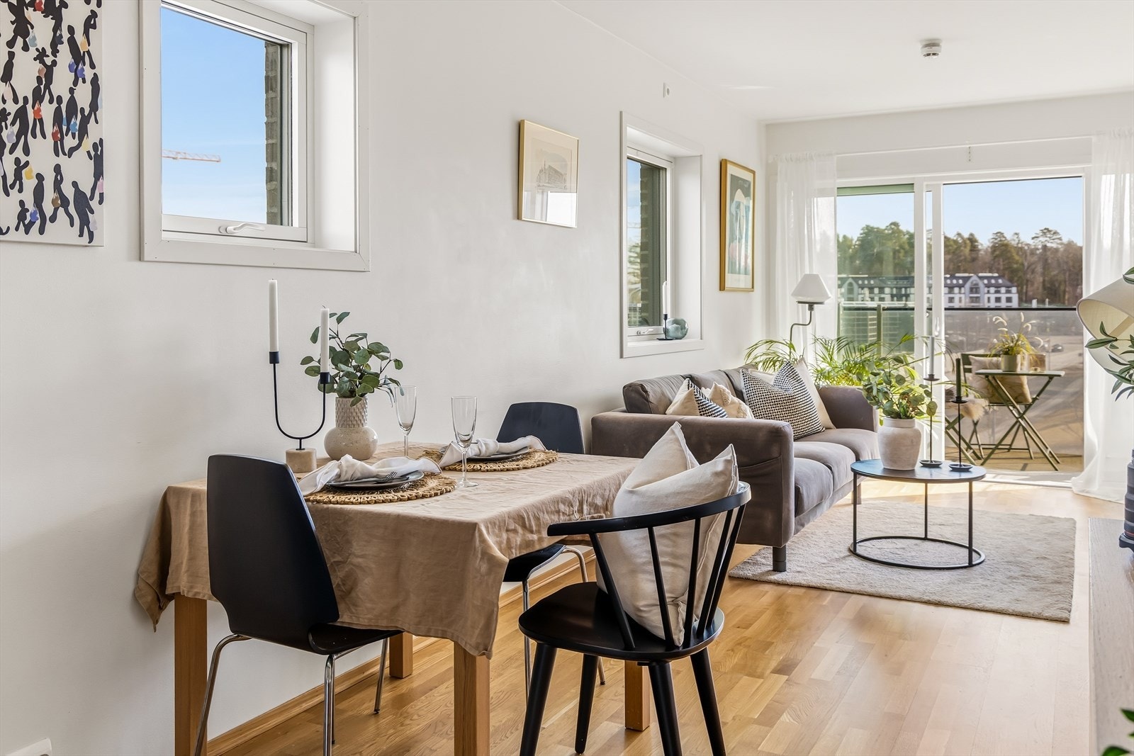 Et trivelig oppholdsrom med en åpen og sosial utforming, perfekt for både hverdag og gjester. Galleribilde