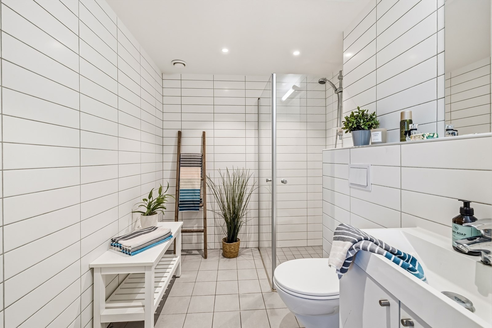 Badet er smakfullt innredet med rene linjer og materialer som gir et delikat uttrykk. Galleribilde