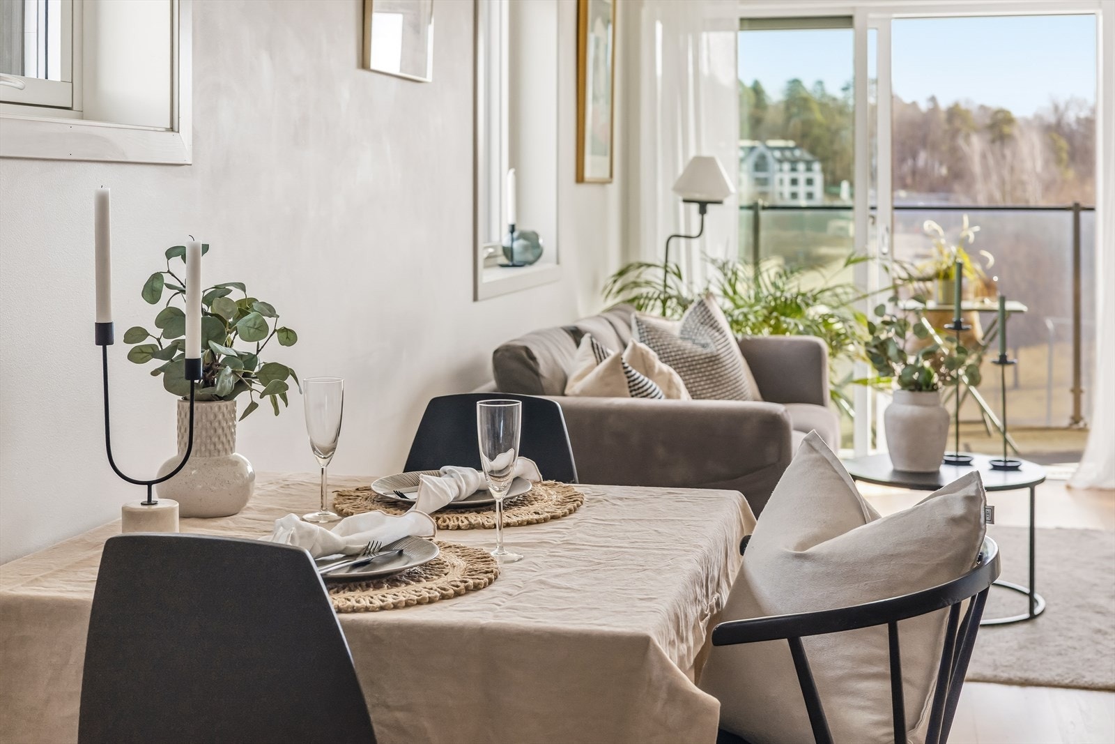Spiseplassen ligger fint til i rommet og bidrar til en åpen og sosial atmosfære. Galleribilde