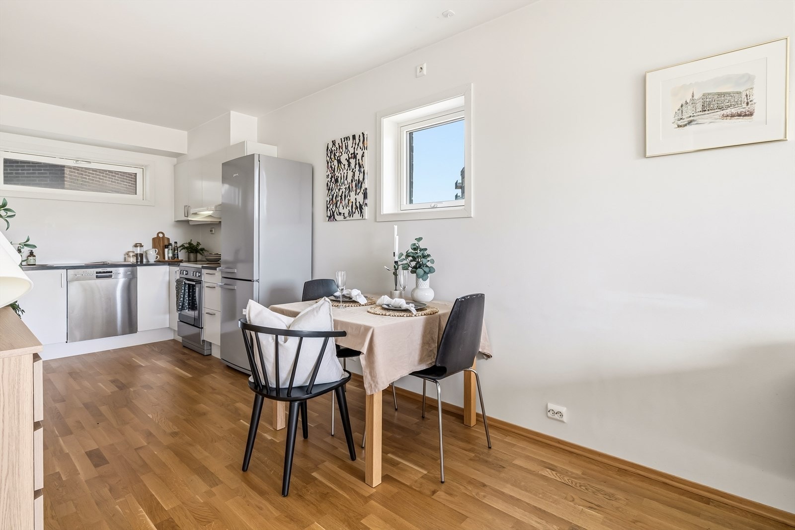 Den naturlige plasseringen av spiseplassen gir en funksjonell og sosial romløsning. Galleribilde
