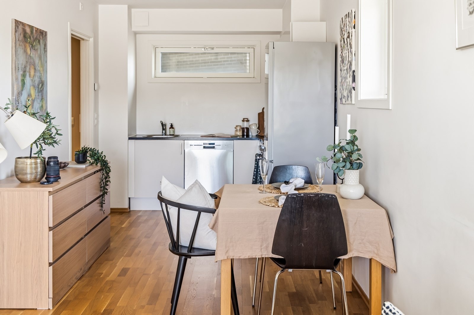 Kjøkkenet danner en fin ramme for både hverdagsmatlaging og hyggelige stunder rundt måltidene. Galleribilde