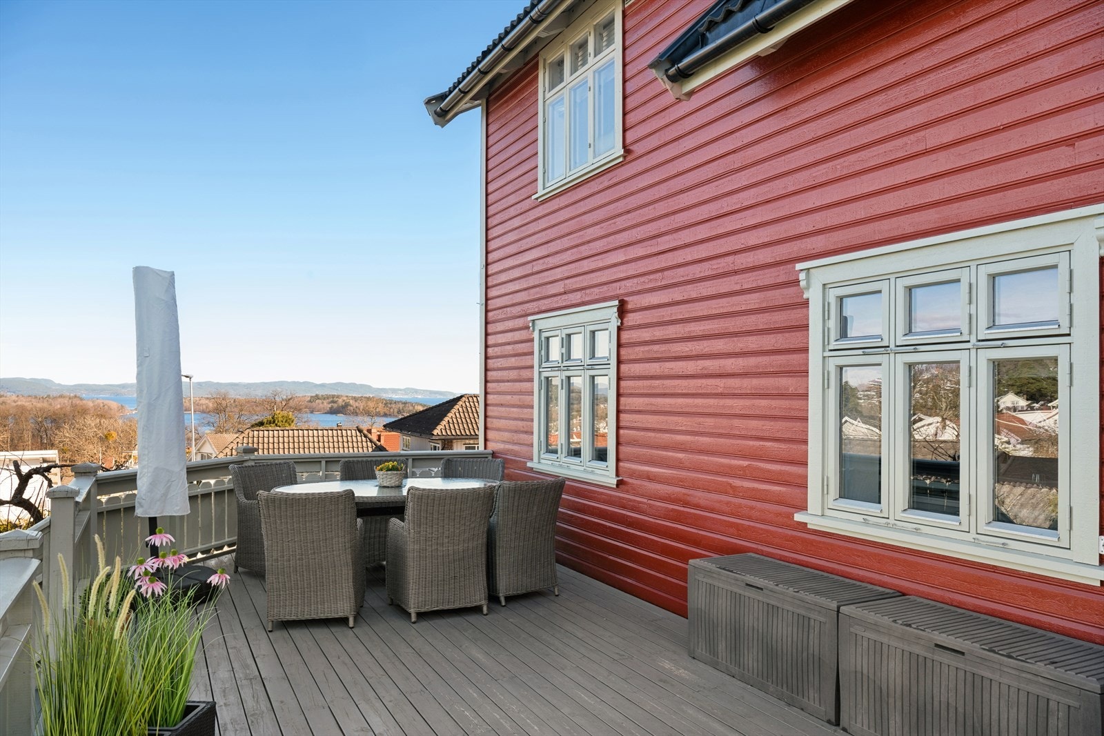 Den vestvendte terrassen har gode solforhold på ettermiddag og kveld. Galleribilde