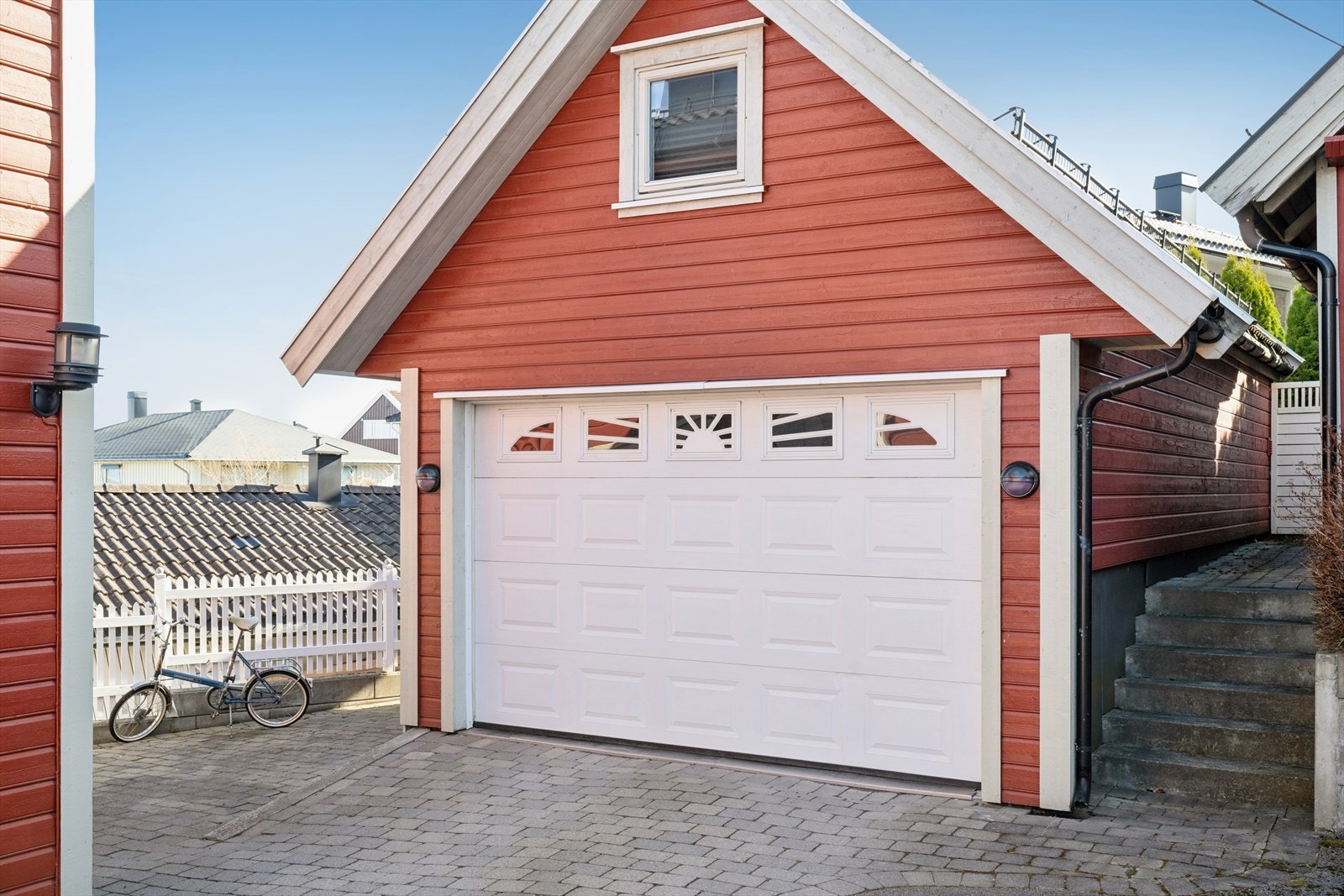 Garasje oppført i 2009 med leddport med elektrisk åpner, samt bod i bakkant og på loft. Galleribilde