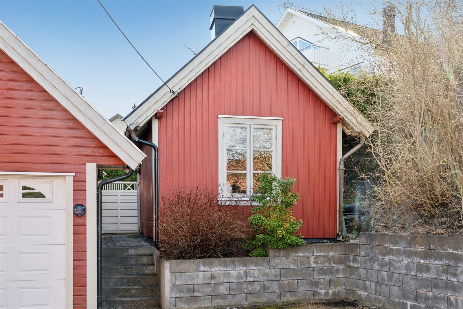 På tomten står også et anneks og en garasje fra 2009. Galleribilde