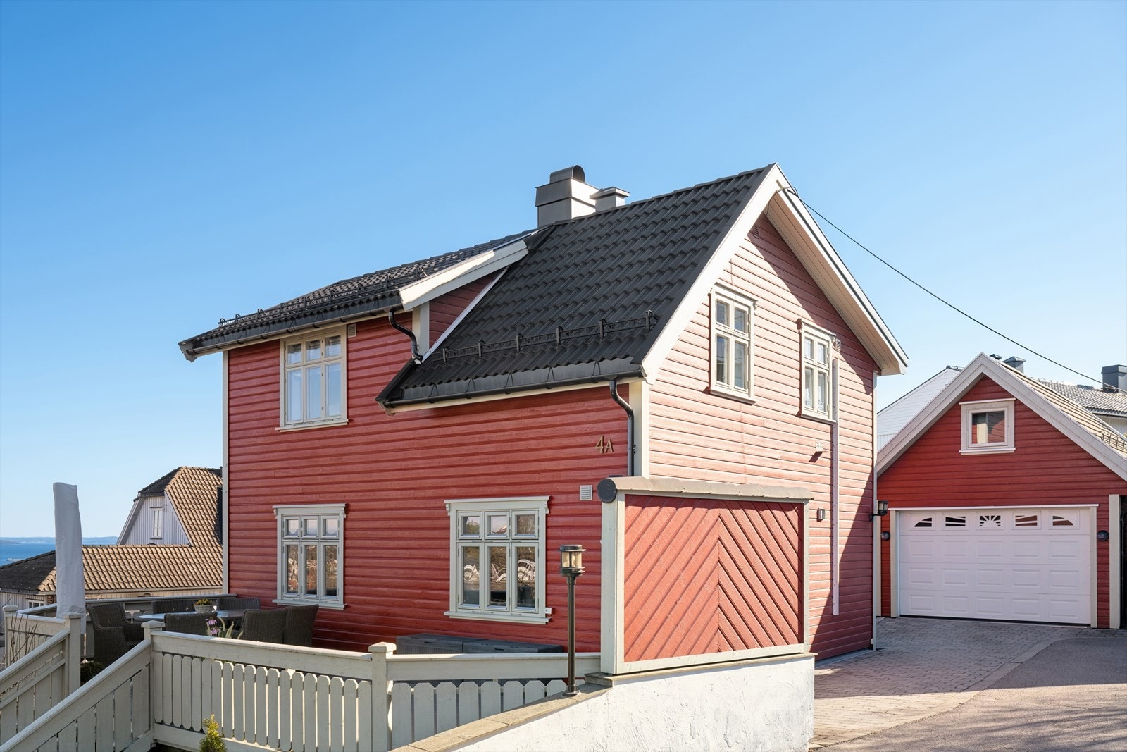 Enebolig med tilhørende garasje og anneks. Galleribilde