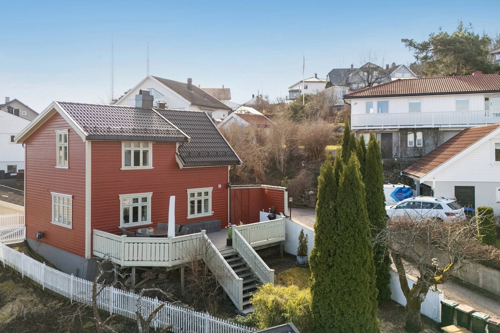 Stor, vestvendt terrasse på 33 m² med trapp ned til hagen. Galleribilde