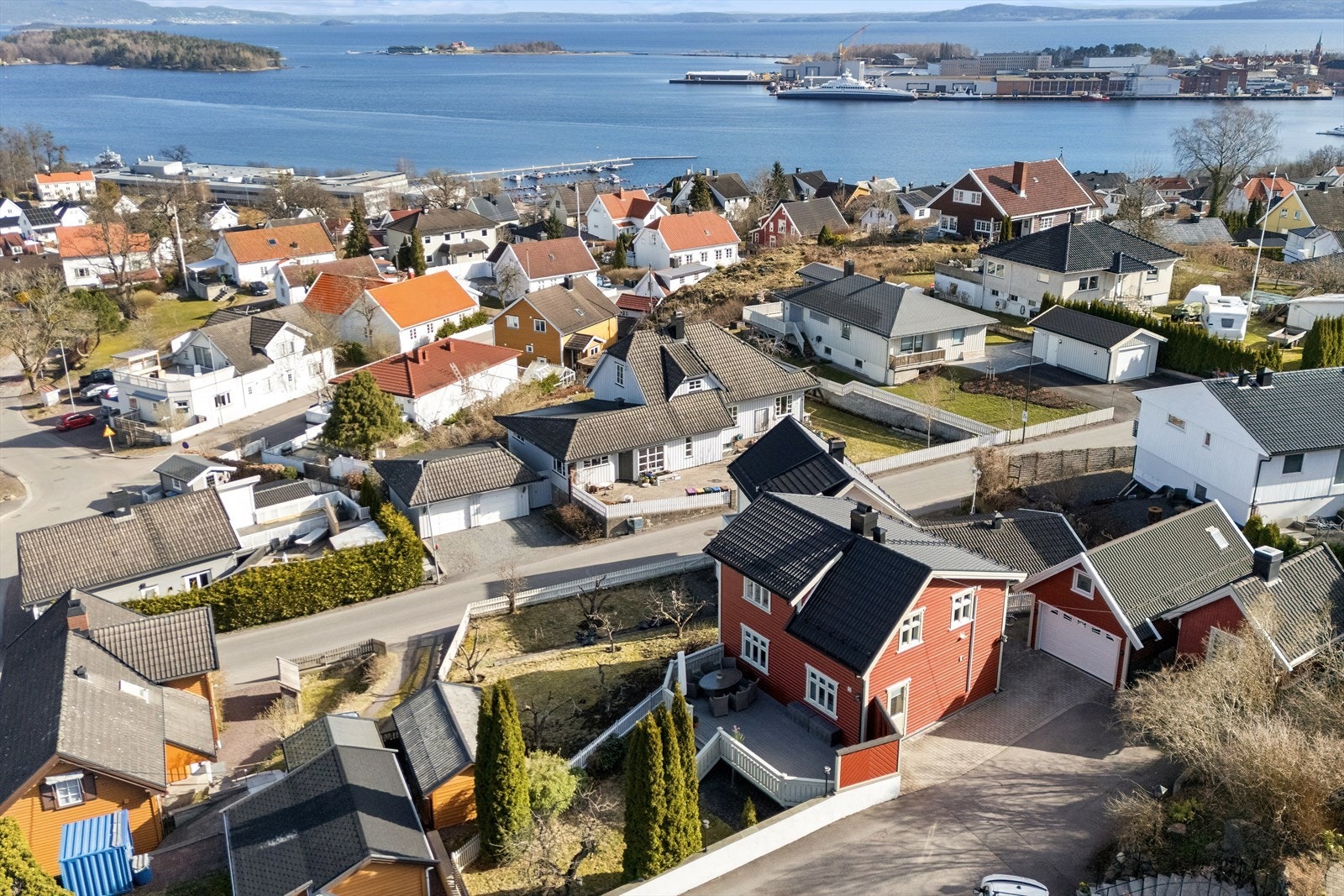 Sentral beliggenhet med gangavstand til Horten sentrum og umiddelbar nærhet til fine turområder. Galleribilde