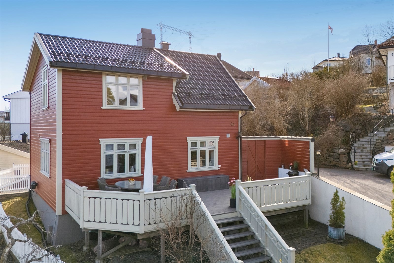 Fra terrassen er det en praktisk utvendig trapp ned til hagen. Galleribilde