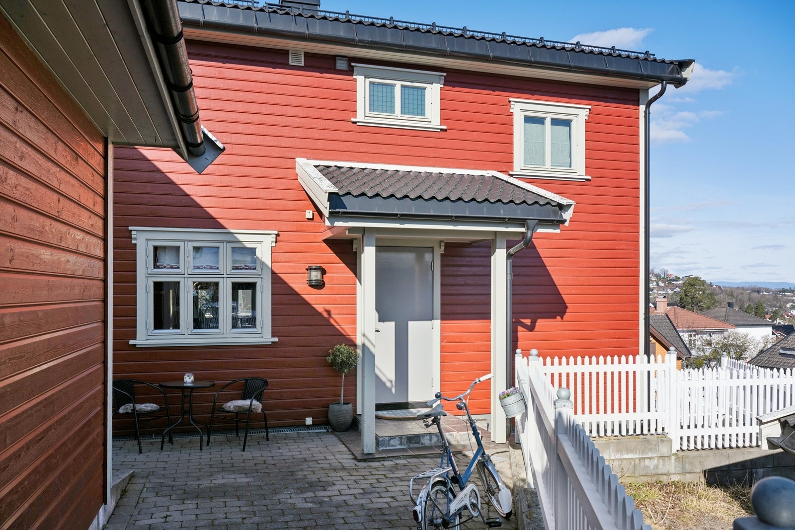Hyggelig og overbygget inngangsparti. Gårdsplassen er belagt med belegningsstein. Galleribilde