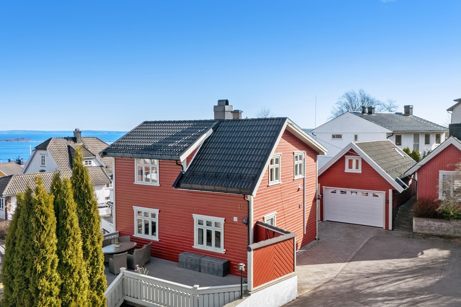 Her får du en enebolig i etablert boligområde med frittstående garasje og anneks på eiet tomt i Horten. Galleribilde
