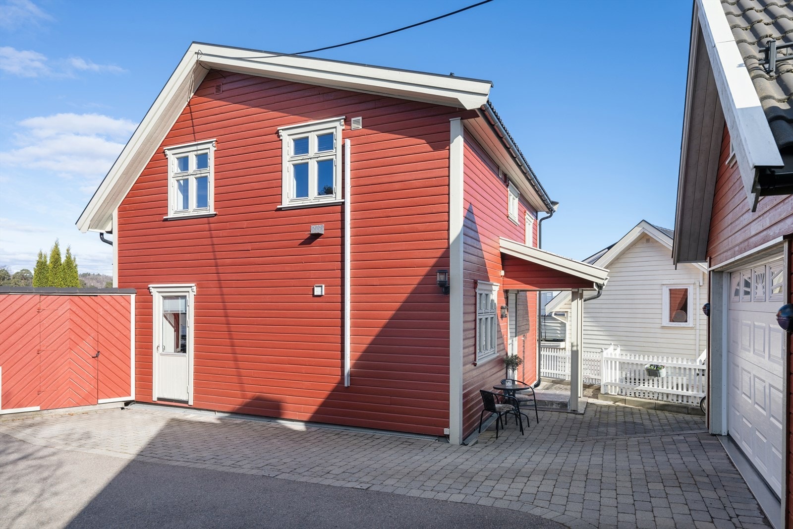 Oppkjørselen deles med to naboeiendommer, og det er gode parkeringsmuligheter på egen tomt. Galleribilde